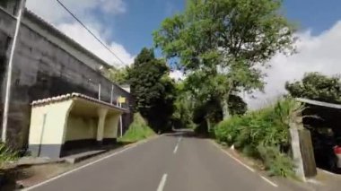Madeira, Portekiz - 2023.04.04 - 09: Güneşli bir günde Madeira adasındaki bir tepe yolundan geçmek