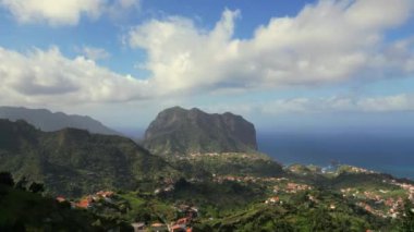Madeira, Portekiz - 2023.04.04 - 09: 600 metre Penha dguia 'nın güzel panoramik manzarası Madeira' nın en göze çarpan jeolojik sembollerinden birini sallıyor
