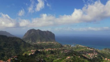 Madeira, Portekiz - 2023.04.04 - 09: 600 metre Penha dguia 'nın güzel panoramik manzarası Madeira' nın en göze çarpan jeolojik sembollerinden birini sallıyor