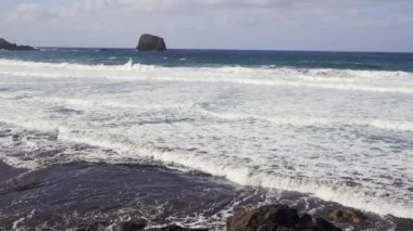 Madeira, Portekiz - 2023.04.04 - 09: Dalgaların mükemmelliğiyle tanınan Praia da Maiata Sahili 'ni vuran güzel dalgalar. Madeira 'nın kuzeydoğu kıyısında sörfçülerin en sevdiği yerlerden biridir.