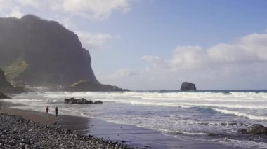 Madeira, Portekiz - 2023.04.04 - 09: Dalgaların mükemmelliğiyle tanınan Praia da Maiata Sahili 'ni vuran güzel dalgalar. Madeira 'nın kuzeydoğu kıyısında sörfçülerin en sevdiği yerlerden biridir.