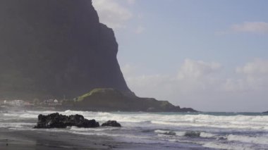 Madeira, Portekiz - 2023.04.04 - 09: Dalgaların mükemmelliğiyle tanınan Praia da Maiata Sahili 'ni vuran güzel dalgalar. Madeira 'nın kuzeydoğu kıyısında sörfçülerin en sevdiği yerlerden biridir.