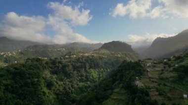 Madeira, Portekiz - 2023.04.04 - 09: 600 metre Penha d 'guia' nın güzel panoramik manzarası Madeira 'nın en göze çarpan jeolojik sembollerinden birini sallıyor