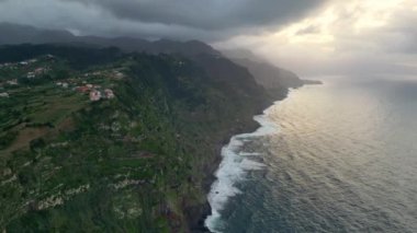 Madeira, Portekiz - 2023.04.04 - 09: 600 metre Penha d 'guia' nın güzel panoramik manzarası Madeira 'nın en göze çarpan jeolojik sembollerinden birini sallıyor
