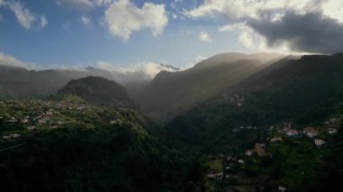 Madeira, Portekiz - 2023.04.04 - 09: 600 metre Penha d 'guia' nın güzel panoramik manzarası Madeira 'nın en göze çarpan jeolojik sembollerinden birini sallıyor