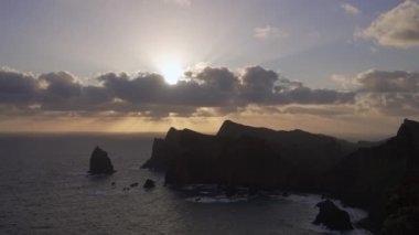 Madeira, Portekiz - 2023.04.04 - 09: Bulutlar, kayalıklar ve mavi sularla dolu rüzgarlı bir günde Miradouro da Ponta do Rosto 'da gün doğumunun güzel manzarası