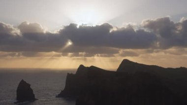 Madeira, Portekiz - 2023.04.04 - 09: Bulutlar, kayalıklar ve mavi sularla dolu rüzgarlı bir günde Miradouro da Ponta do Rosto 'da gün doğumunun güzel manzarası
