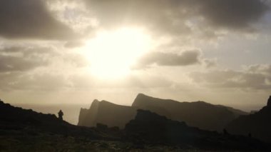 Madeira, Portekiz - 2023.04.04 - 09: Bulutlar, kayalıklar ve mavi sularla dolu rüzgarlı bir günde Miradouro da Ponta do Rosto 'da gün doğumunun güzel manzarası