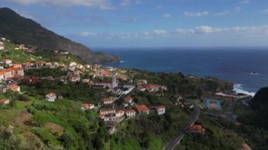 Madeira, Portekiz - 2023.04.04 - 09: 600 metre Penha d 'guia' nın güzel panoramik manzarası Madeira 'nın en göze çarpan jeolojik sembollerinden birini sallıyor