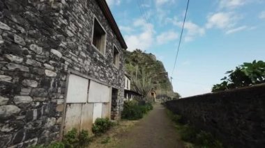Madeira, Portekiz - 2023.04.04 - 09: 600 metre Penha d 'guia' nın güzel panoramik manzarası Madeira 'nın en göze çarpan jeolojik sembollerinden birini sallıyor