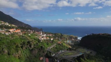Madeira, Portekiz - 2023.04.04 - 09: 600 metre Penha d 'guia' nın güzel panoramik manzarası Madeira 'nın en göze çarpan jeolojik sembollerinden birini sallıyor