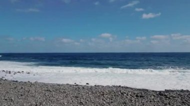 Madeira, Portekiz - 2023.04.04 - 09: 600 metre Penha d 'guia' nın güzel panoramik manzarası Madeira 'nın en göze çarpan jeolojik sembollerinden birini sallıyor