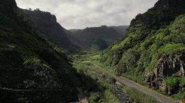 Madeira, Portekiz - 2023.04.04 - 09: 600 metre Penha d 'guia' nın güzel panoramik manzarası Madeira 'nın en göze çarpan jeolojik sembollerinden birini sallıyor
