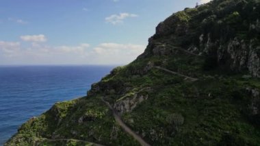 Madeira, Portekiz - 2023.04.04 - 09: 600 metre Penha d 'guia' nın güzel panoramik manzarası Madeira 'nın en göze çarpan jeolojik sembollerinden birini sallıyor