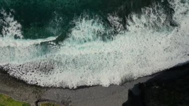 Madeira, Portekiz - 2023.04.04 - 09: 600 metre Penha d 'guia' nın güzel panoramik manzarası Madeira 'nın en göze çarpan jeolojik sembollerinden birini sallıyor