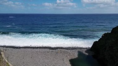 Madeira, Portekiz - 2023.04.04 - 09: 600 metre Penha d 'guia' nın güzel panoramik manzarası Madeira 'nın en göze çarpan jeolojik sembollerinden birini sallıyor