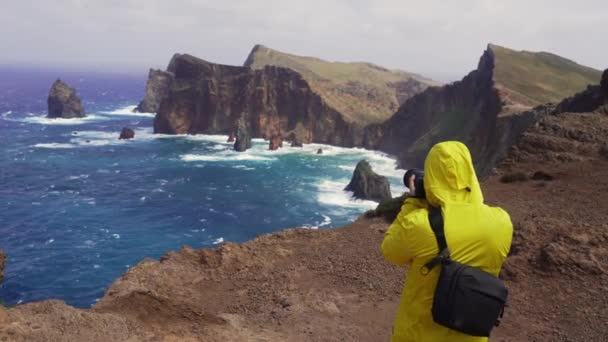 Madeira Portugal 2023 Man Met Een Camera Een Gele Regenjas — Stockvideo