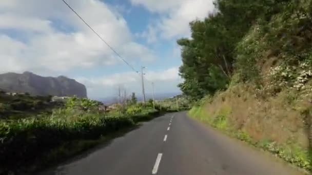 マデイラ ポルトガル 2023 晴れた日にマデイラ島の丘の道をドライブ — ストック動画