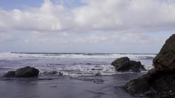 マデイラ ポルトガル 2023 その波の卓越性で知られているプライアダマイアタビーチを打つ美しい波 マデイラの北東海岸でサーファーのお気に入りのスポットの一つです — ストック動画