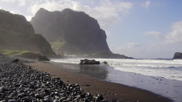 Μαδέρα Πορτογαλία 2023 Όμορφα Κύματα Χτυπούν Την Παραλία Praia Maiata — Αρχείο Βίντεο