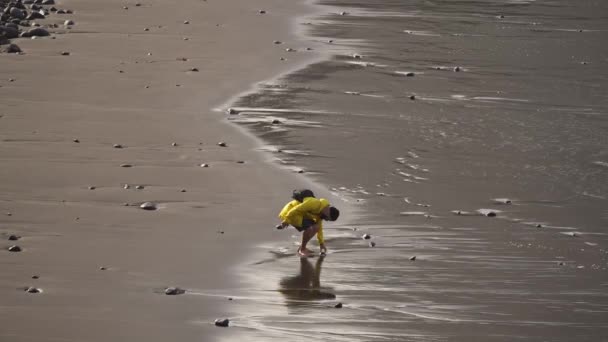 Madeira Portugalsko 2023 Muž Kamerou Žlutém Plášti Kráčející Pláži Praia — Stock video
