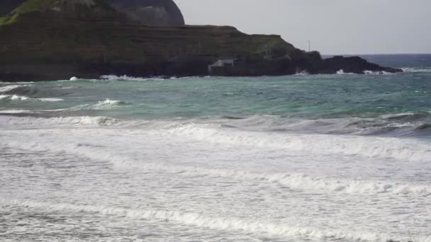 Madeira Portugal 2023 Belas Ondas Que Atingem Praia Maiata Conhecida — Vídeo de Stock