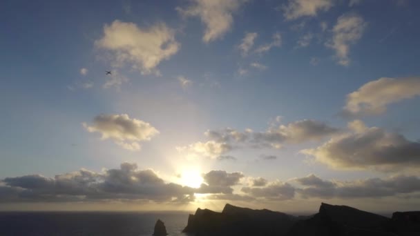 葡萄牙马德拉 2023 在多风的日出时分 一架飞机飞越米拉杜罗 达庞塔上空的美景 — 图库视频影像