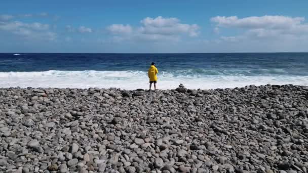 マデイラ ポルトガル 2023 600メートルのペナ ダギア岩の美しいパノラマビューマデイラの最も傑出した地質学的シンボルの1つ — ストック動画