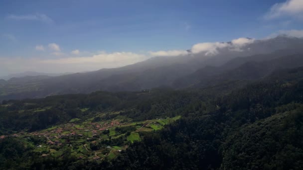 マデイラ ポルトガル 2023 晴れた日の北東海岸のミラドゥロダビラダキンタビューポイントからの山々の美しい空撮 — ストック動画