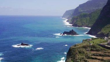 Madeira, Portekiz - 2023.04.04 - 09: Güneşli bir günde Bom Jesus bakış açısından güzel ada manzarası