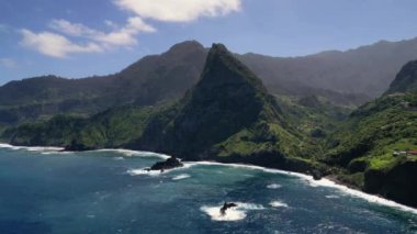 Madeira, Portekiz - 2023.04.04 - 09: Güneşli bir günde Bom Jesus bakış açısından güzel ada manzarası