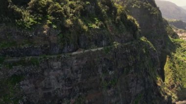 Madeira, Portekiz - 2023.04.04 - 09: Güneşli bir günde Bom Jesus bakış açısından güzel ada manzarası