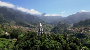 Madeira, Portekiz - 2023.04.04 - 09: Paredo perspektifinden Curral das Freiras yakınlarındaki dağ alanının çarpıcı hava aracı görüntüleri
