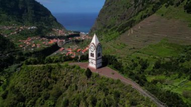 Madeira, Portekiz - 2023.04.04 - 09: Paredo perspektifinden Curral das Freiras yakınlarındaki dağ alanının çarpıcı hava aracı görüntüleri