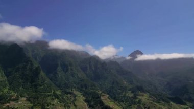 Madeira, Portekiz - 2023.04.04 - 09: Paredo perspektifinden Curral das Freiras yakınlarındaki dağ alanının çarpıcı hava aracı görüntüleri