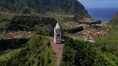 Madeira, Portekiz - 2023.04.04 - 09: Paredo perspektifinden Curral das Freiras yakınlarındaki dağ alanının çarpıcı hava aracı görüntüleri