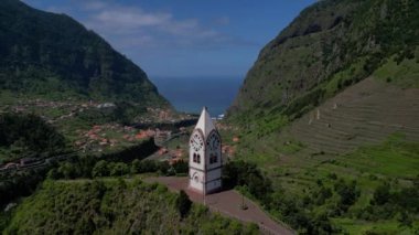 Madeira, Portekiz - 2023.04.04 - 09: Paredo perspektifinden Curral das Freiras yakınlarındaki dağ alanının çarpıcı hava aracı görüntüleri