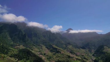 Madeira, Portekiz - 2023.04.04 - 09: Paredo perspektifinden Curral das Freiras yakınlarındaki dağ alanının çarpıcı hava aracı görüntüleri