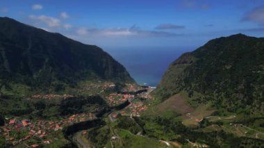 Madeira, Portekiz - 2023.04.04 - 09: Paredo perspektifinden Curral das Freiras yakınlarındaki dağ alanının çarpıcı hava aracı görüntüleri