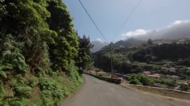 Madeira, Portekiz - 2023.04.04 - 09: Güneşli bir günde Madeira adasındaki bir tepe yolundan geçmek