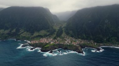 Madeira, Portekiz - 2023.04.04 - 09: Bulutlu bir günde Seixal kayalarına çarpan güçlü dalgaların güzel hava görüntüleri