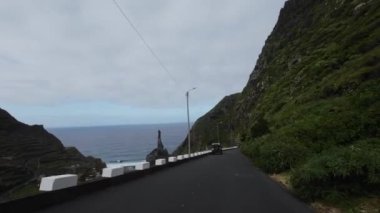 Madeira, Portekiz - 2023.04.04 - 09: Güneşli bir günde Madeira adasındaki bir tepe yolundan geçmek