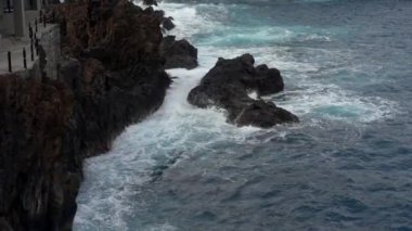 Madeira, Portekiz - 2023.04.04 - 09: Bulutlu bir günde Madeira 'nın kuzey kıyısında dalgaların çarpışması