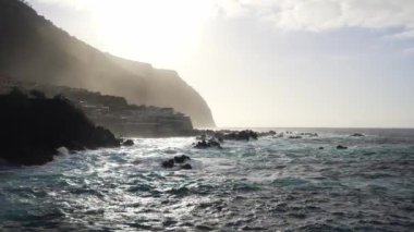 Madeira, Portekiz - 2023.04.04 - 09: Bulutlu bir günde Madeira 'nın kuzey kıyısında dalgaların çarpışması