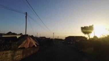 Madeira, Portekiz - 2023.04.04 - 09: Güneşli bir günde Madeira adasındaki bir tepe yolundan geçmek