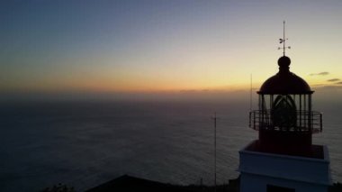 Madeira, Portekiz - 2023.04.04 - 09: Deniz feneri Ponta do Pargo 'dan çarpıcı günbatımı drone görüntüleri