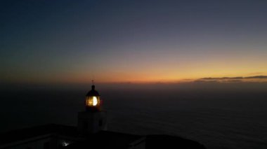 Madeira, Portekiz - 2023.04.04 - 09: Deniz feneri Ponta do Pargo 'dan çarpıcı günbatımı drone görüntüleri
