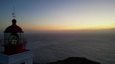 Madeira, Portekiz - 2023.04.04 - 09: Deniz feneri Ponta do Pargo 'dan çarpıcı günbatımı drone görüntüleri