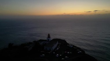 Madeira, Portekiz - 2023.04.04 - 09: Deniz feneri Ponta do Pargo 'dan çarpıcı günbatımı drone görüntüleri