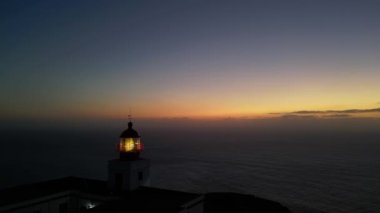 Madeira, Portekiz - 2023.04.04 - 09: Deniz feneri Ponta do Pargo 'dan çarpıcı günbatımı drone görüntüleri